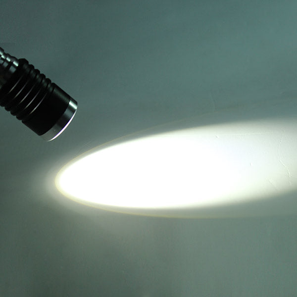 T6 850 Lumens 5 Modes LED Zoomable Flashlightt 1x18650